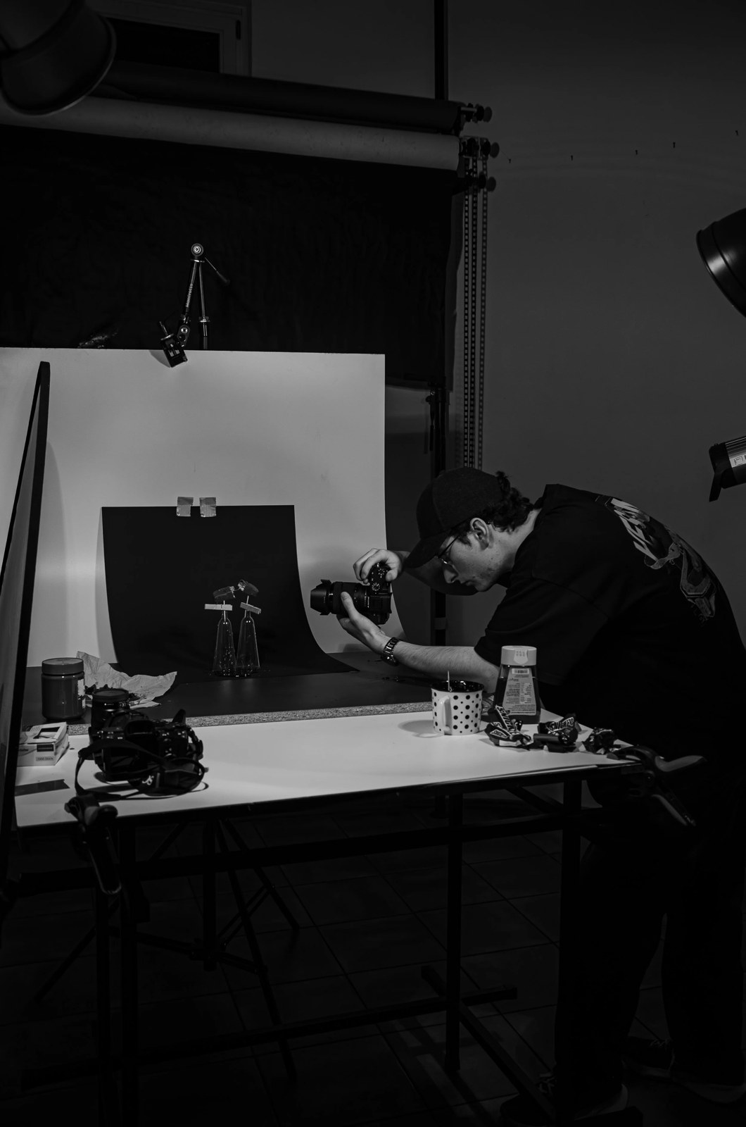 Jonas Hohnstein beim Fotografieren eines Produkts im Studio, schwarz-weiß